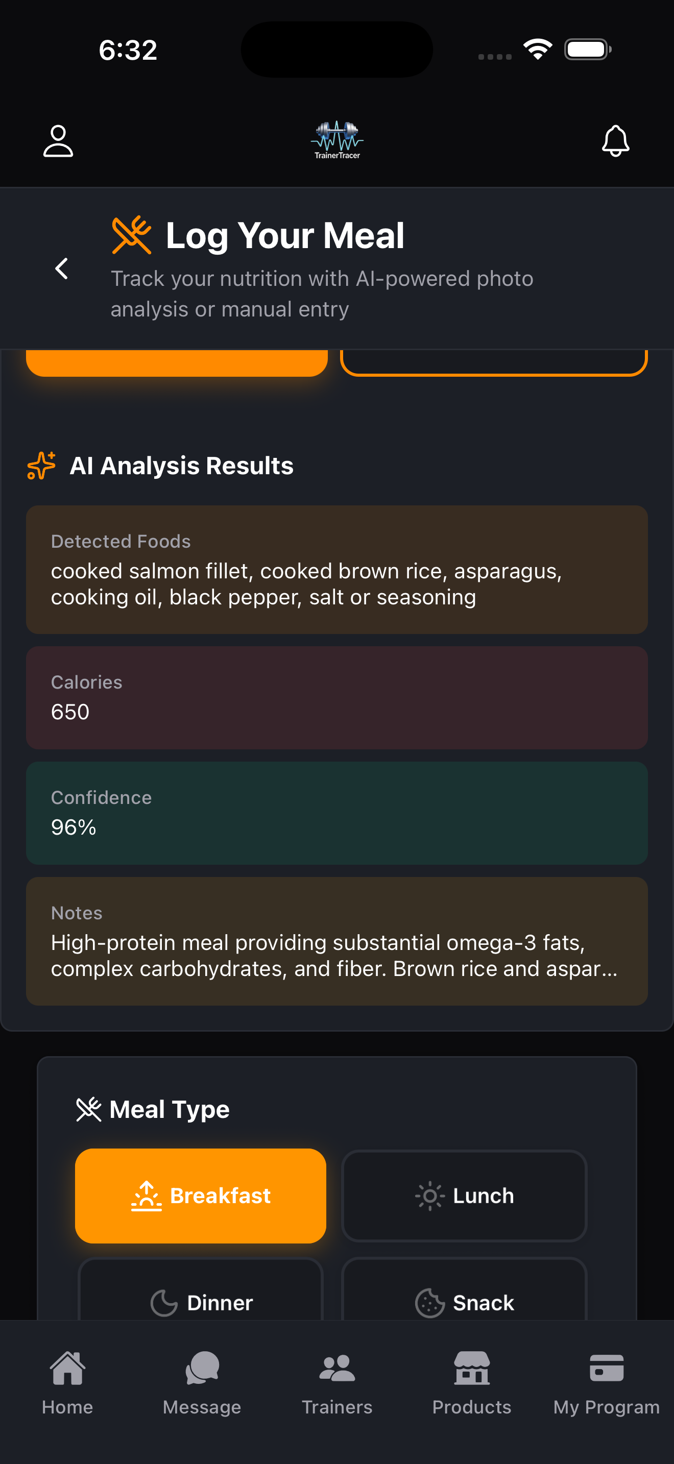 Real TrainerTracer demo showing a meal photo and the AI analysis result before the meal is saved.